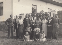 Věra Pešková (první řada, první napravo) s rodinou, Zákupy, kol. 1935