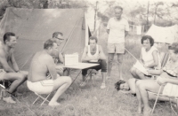 Věra Pešková a další Čechoslováci poslouchají zprávy o okupaci Československa, srpen 1968, Slovinsko