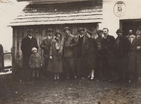 Vojtěch Pávek se synem (první zleva), Nižní Siněvir, Podkarpatská Rus, kol. 1925