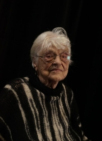 Věra Pešková při natáčení, 2025