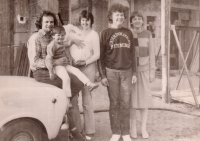 Jiří Rožek s manželkou a dcerami, Horní Jelení 80. léta 20. století