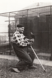 Otec pamětníka s kafkou u voliér s ptáky, které prodávali, 80. léta 20. století