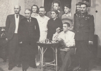 Manžel Edwin Marks s brýlemi v bílém v divadelní hře Matka od Karla Čapka v roce 1955, hru nastudovali v místní pobočce Kulturního sdružení občanů německé národnosti