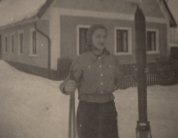 Brigitte Marksová dospívající před jejich domem v Prkenném Dole