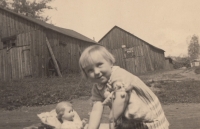 Asi tříletá Annelis Taubová na jámě Františka v Černé Vodě