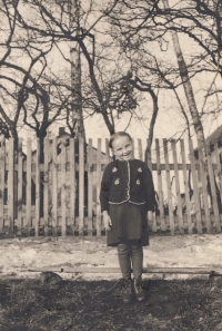 Annelies Taubová v oboře na Burgu v Černé Vodě