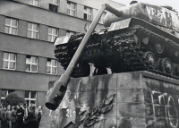 Tank osvoboditelů, nyní okupantů se zlomenou hlavní. Obyvatelé Trutnova jej následně stáhli z podstavce a odtáhli za město, srpen 1968
