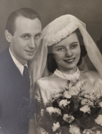 Svatební fotografie Drahomíry Pazdírkové (19. 9. 1945)