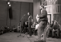 22. listopadu 1989 - Pohled na jeviště Národního domu - ustavování OF Ústí n.L. Na snímku u mikrofonu Josef Kadeřábek, v popředí Petr Poledňák