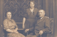 Matka Nina Zelenková, roz. Navrátilová, s rodiči, 30. léta 20. stol.