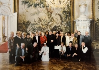 Hromadná fotografie pracovníků Arcibiskupského paláce