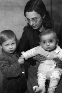 Jiří Růžička v dětství s matkou a mladším bratrem 