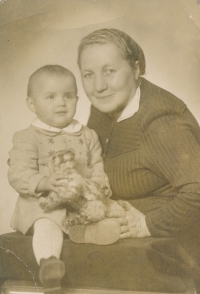 Nina Havlíková s babičkou z matčiny strany, 50. léta 20. stol.