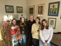 Žákyně ze ZŠ Mendíků, Praha 4 se svým pamětníkem Vladimírem Kouřilem, leden 2025