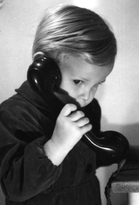 Jiří Růžička v dětství předstírající telefonát