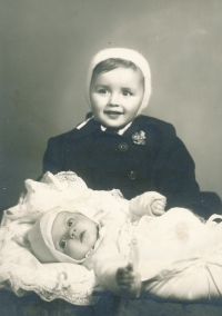 S mladší sestrou Dagmar, 1951