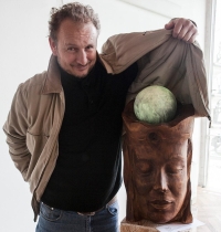 Foto se sochou Hator
