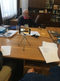 Natáčení pamětníka pro projekt Příběhy našich sousedů, listopad 2024