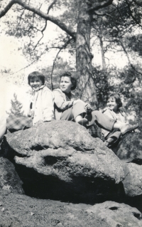 Nina Havlíková (vpředu) s maminkou a sestrou, 60. léta 20. stol.