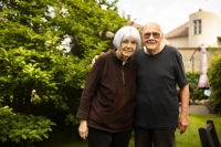 S manželkou Helenou na zahradě rodného domu, jaro 2025