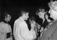 Alois Křišťan přijímající novokněžské požehnání