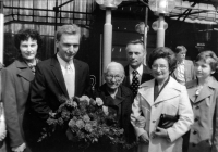 Alois Křišťan po promoci, s babičkou, strýcem, tetami a mámou (ta první zprava)