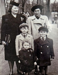 Manžel Jiří Hejl (chlapec vlevo) se svou matkou (žena vlevo)