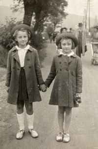 Se starší sestrou Danou, 1944