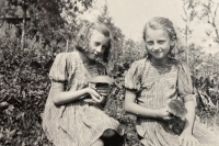 Se starší sestrou Danou, 1945