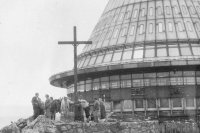 Jiří Heřman při stavbě dřevěného kříže na Ještědu v 80. letech.