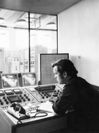 Jiří Heřman v odbavovacím pracovišti 1. televizního programu v roce 1970. Televizní středisko Ještěd.
(Autorská práva ČTK vyhrazena 265 153/1)