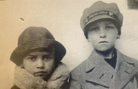 Drahomíra Pazdírková s bratrem (1932)