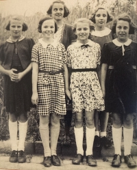 Drahomíra se spolužačkami. V květovaných šatech uprostřed. (1936) 