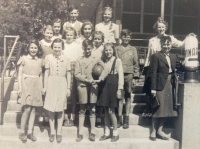 Drahomíra se spolužáky a profesorkami z Francouzského gymnázia před školou. První zleva v druhé řadě (1938)