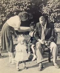 S manželem Bedřichem a dětmi Ninou a Vladimírem (1950)