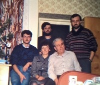 Rodina. Zleva Drahoslav, Ivo, Zdeněk, matka Silvie, otec Zdeněk, 1985