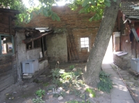 Pohled ze zahrady do dvora domu v Žabčicích, 80. léta