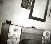 Atelier v Žabčicích. Sklápěcí postel s asamblážemi