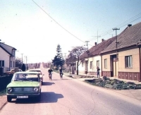 Žabčice, ulice K nádraží, vpravo dům Sedláčkových