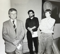 Vernisáž výstavy Petra Nikla, Divadlo pracujících v Gottwaldově, 1990. Kurátor Ivo Sedláček. Zleva Ludvík Ševeček, Ivo, Petr Nikl
