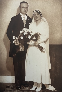 Svatební fotografie rodičů Jaroslava a Kláry, 1930