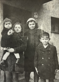 Děti Rennerovy. Zleva Zdenka, Milena, Blanka, Jaroslav