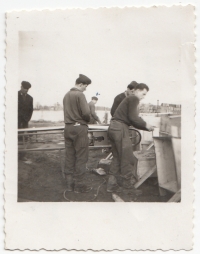 Jan Strnad (vzadu) u PTP, Bohdaneč, únor 1954