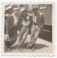 Jan Strnad s kamarády v mládí (vpravo)