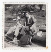 Jan Strnad v mládí (vpravo)