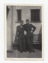 Jan Strnad v uniformě PTP (vlevo)