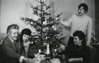 Vánoce ve Vršovicích. Vlevo Jiří Jaroš s mladším synem Pavlem, vpravo manželka se synem Jiřím, konec 60. let 20. století