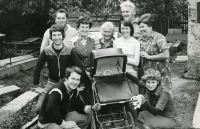 Rodinná fotografie u domu manželů Jarošových ve Vršovicích na Opavsku. Vlevo nahoře švagr Vlastimil Pchálek, vpravo nahoře Jiří Jaroš. Prostřední řada zleva syn Pavel, manželka Jiřího Jaroše, Kateřina Teichmanová, x, Blažena Pchálková. Spodní řada zleva starší syn Jiří Jaroš a jeho manželka Zdena s dítětem, 1975