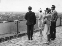 Vpravo Jiří Jaroš, s dalekohledem jeho manželka, Norimberk, 1968 nebo 1969