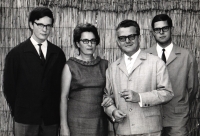 Bratranec Jiřího Jaroše Walter, odsunutý po roce 1945 do Německa (druhý zprava), s manželkou a syny, 1966